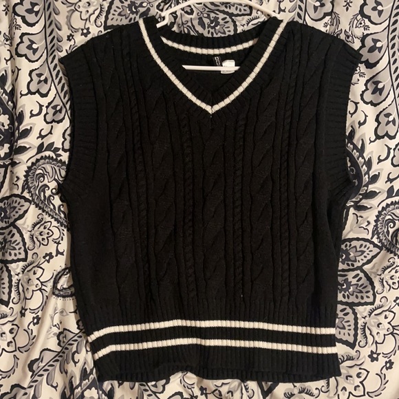 H&M Sweaters - Cardigan v-neck vest
